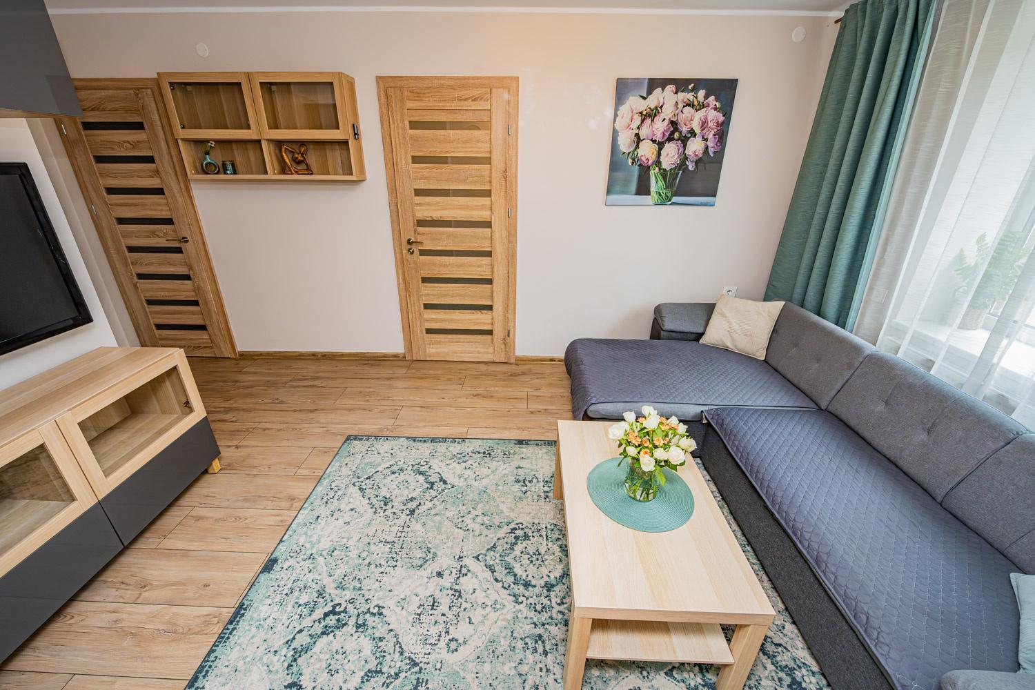 Charming With Private Yard Apartment *