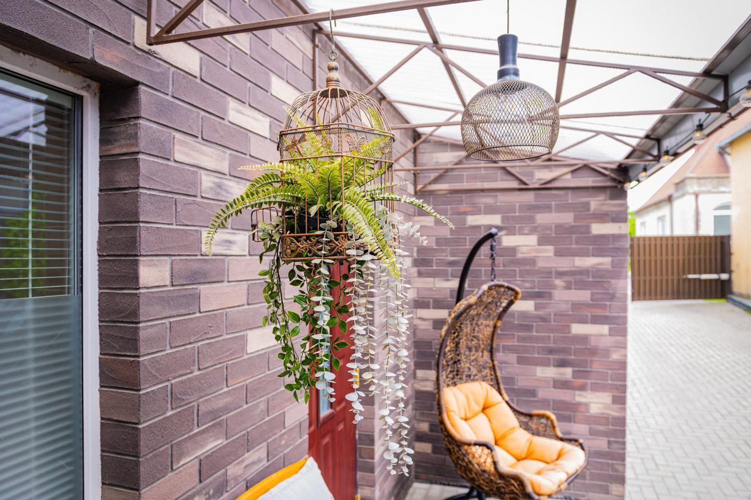 Charming With Private Yard Apartment *